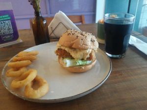 Combo do Zeca Tofu acompanhado de cebolas at Refúgio Veg in Rio De Janeiro