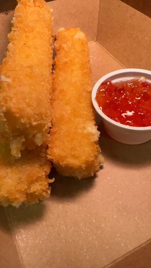 Palitos de queijo crocantes que acompanham geleia de pimenta. at Refúgio Veg in Rio De Janeiro