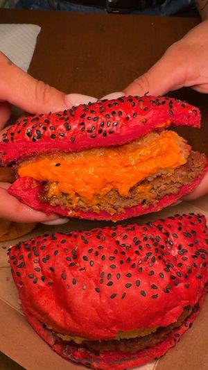 Sweet cheese - hambúrguer de queijo cheddar empanado, carne vegetal e molho de mostarda e melado. at Refúgio Veg in Rio De Janeiro