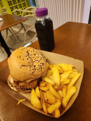 crispy tofu burger combo at Refúgio Veg in Rio De Janeiro