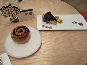 Chocolate cinnamon bun & blueberry cheesecake at LN Fortunate Coffee in Shanghai
