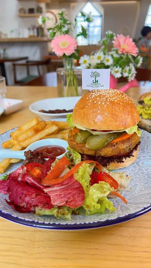 Katie Tang - Vegan Burger at LN Fortunate Coffee in Shanghai