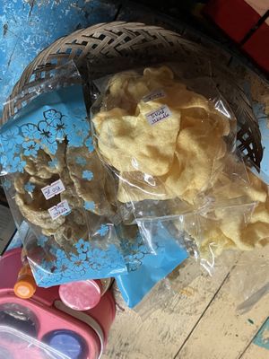 „pork“ and „crab“ chips  at JaJa's Restaurant Thai Vegan in Koh Phangan