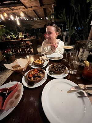 Glücklich, weil das Essen so lecker war!   at El Saloon in Gran Canaria