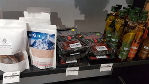 Sel rose, tomates séchées, huiles d'olive at Edokken Food in La Marsa