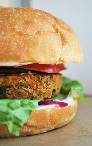Curried mung bean burger at Yali Ali - γιάλι άλι in Nicosia