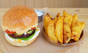 Beet burger and wedges at Yali Ali - γιάλι άλι in Nicosia