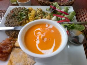 Weekly set menu: 'South of India' (vegan)
- Tomato soup w/ coco milk, spices (garam masala) & grilled tofu
- Masoor dal + rice w/ lemon, cardamom & turmeric
- Aloo gobi: asparagus, cauliflower, potatoes, ginger, mustard seeds
+ chapati & salad at El Huerto in Santiago