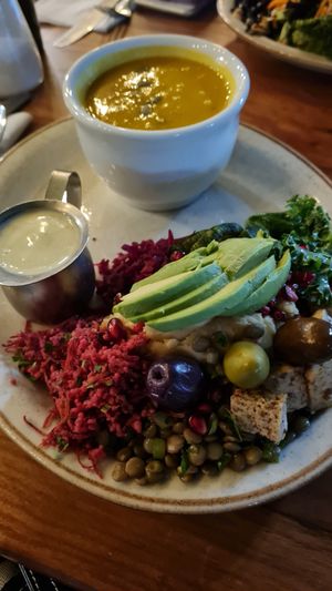 Bowl Marroquí y sopa del día (zapallo, zanahoria y jengibre) at El Huerto in Santiago