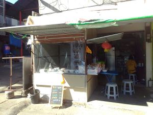 The front of the shop, by the entrance to the big covered market at Sushi Xinxian Mianguan - Fresh Veg Noodle Shop in Mae Sai