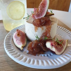 fig cheesecake at Grovy in Seoul