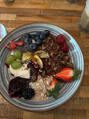 Delicious breakfast bowl   at Snoopkraam in Hamburg