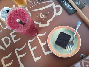 Berry smoothie and cake at Coffee Circus Joy in Marsalforn