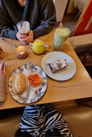 Brötchen mit veganem Aufstrich, Bananenbrot, Matcha latte at Café Fräulein Mondschein in Darmstadt
