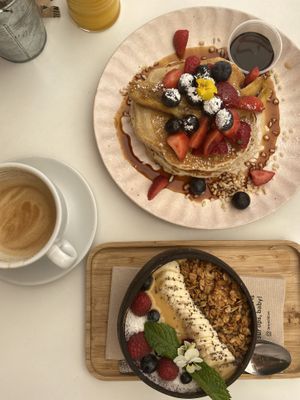 Açai bowl and vegan pancakes   at Brunchit in Malaga
