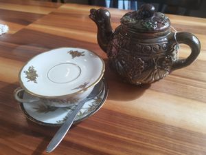 assam tea (love the tea pot ♥️) at Formidable Pelikan in St Gallen