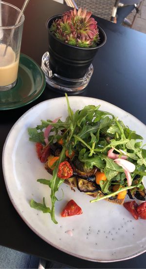 Mediterranes Brot mit Hummus und veganer Latte Macchiato mit Hafermilch   at Buk in Kelheim
