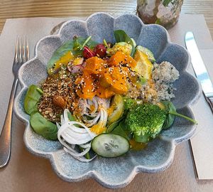 Vegan poke bowl de quinoa   at A la Fresca in Denia