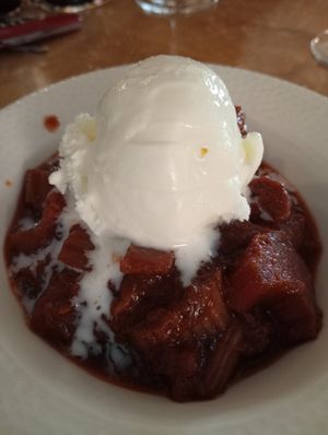 Helado de limon, compota de fresas y ruibarbo at Woolloomooloo in Viella
