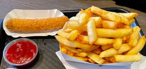 Vegan kipcorn en grote portie friet met ketchup at Friterie Sebastien in Stavelot