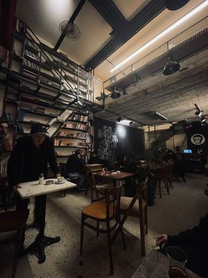 A few seats in the loft upstairs, plus chess boards and Nat Geo mags at Küff Yeldeğirmeni in Istanbul