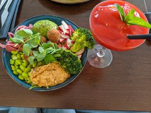 Kaisers vegan poke bowl (139 DKK in July 2021) and strawberry daiquiri at Café Kaiser in Helsingoer