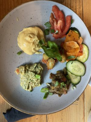 Vegan starter platter with hummus, eggplant, vegetables, guacamole  at La Lucha in Darmstadt