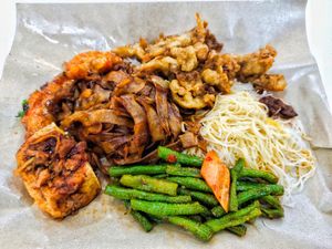 Bee hoon and kuey teow with 4 dishes at Ju Fu Yuan Vegetarian Delight 聚福缘素食 - Blk 929 Tampines in East Singapore