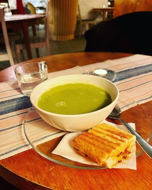 Erbsensuppe mit Tofu-Toastschnitte  at Café Kladdkakan in Stockholm
