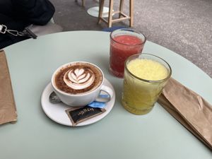 Cappuccino und frisch gepresste Säfte  at Hygge in Lisbon