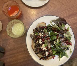 Bruschetta vegana e sucos  
Vegan bruscheta and juices at Hygge in Lisbon