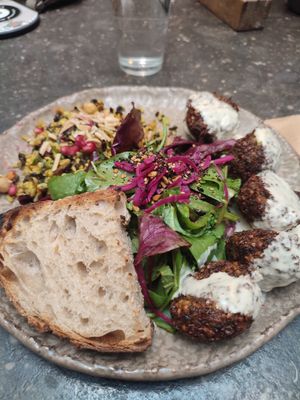 Falafel with salad & Moroccan rice at Honest Greens - Velázquez in Madrid
