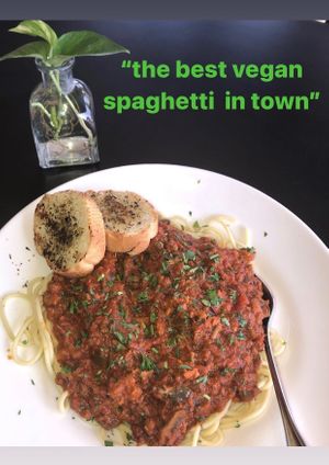 Our popular Beyond Meat Spaghetti and garlic bread. It’s “the best vegan spaghetti in town”! 💛🐝 at the hive vegan eatery in Houston