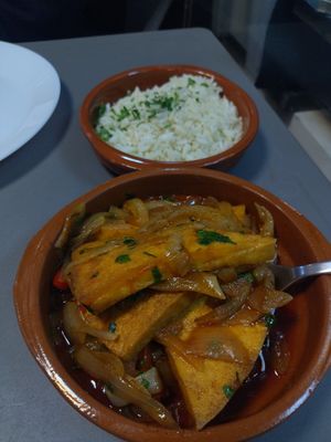 Iscas de "fígado" de tofu em cebolada at Lupin Snack Bar in Porto