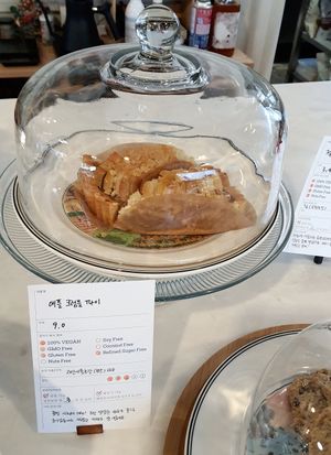 Apple crumble pie at Wholesome 홀썸 in Seoul