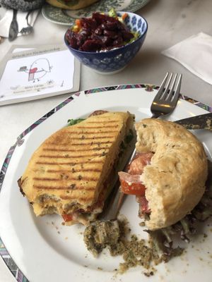 Links der ein Veganes Panini mit Tempeh und Cashew-Mozzarella und rechts ein Bagel mit Kichererbsenthunfisch. (Beides nur eine halbe Portion -> wir haben geteilt) Yumm!  at Café Rotkehlchen - Merowingerstraße in Cologne