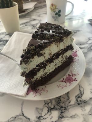 After eight Torte. Geschmack war deutlich leichter als das Aussehen. Aber diese Portionen 😱  at Café Rotkehlchen - Merowingerstraße in Cologne