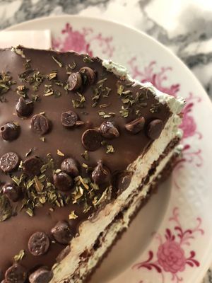 After eight Torte mit frischer Minze garniert  at Café Rotkehlchen - Merowingerstraße in Cologne