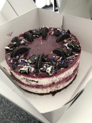 Oreo-Waldbeer Torte auf Bestellung. Eine der besten Torten des Cafés!   at Café Rotkehlchen - Merowingerstraße in Cologne