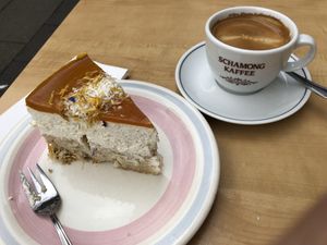 Kuchen/ Torte Tutti frutti mit Kaffee / cace Tutti frutti with coffee  at Café Rotkehlchen - Merowingerstraße in Cologne