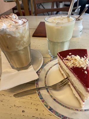   at Café Rotkehlchen - Merowingerstraße in Cologne