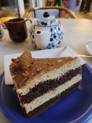 spekuloos cake and chai latte at Café Rotkehlchen - Merowingerstraße in Cologne