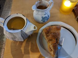 Apfelkuchen (3,70€) - 4/5 and Chai Latte (4,50€) - 4/5. at Café Rotkehlchen - Merowingerstraße in Cologne