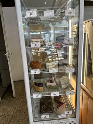 Eine Auswahl an Kuchen  at Café Rotkehlchen - Merowingerstraße in Cologne