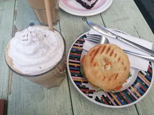 Karamell Latte mit Sahne und Karottenlachs Bagel at Café Rotkehlchen - Merowingerstraße in Cologne