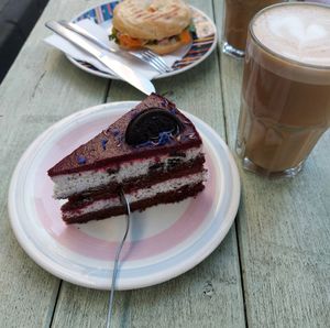 Oreo-Wild Berry cake & caramel latte at Café Rotkehlchen - Merowingerstraße in Cologne