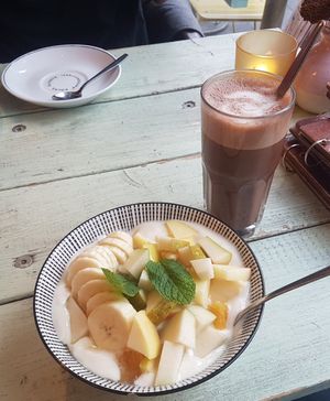 Joghurt mit Früchten & Müsli + Schokochino Zartbitter at Café Rotkehlchen - Merowingerstraße in Cologne