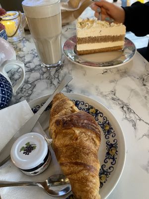   at Café Rotkehlchen - Merowingerstraße in Cologne