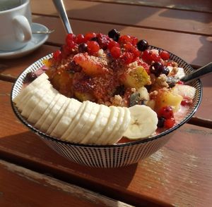 Obstsalat mit Hafer-Crumble und Joghurt für 8,90 Euro at Café Rotkehlchen - Merowingerstraße in Cologne