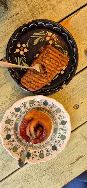 Banana bread and cinnamon roll at Café Rotkehlchen - Merowingerstraße in Cologne